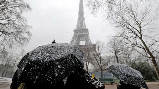 Fuerte nevada en París: cierran la Torre Eiffel