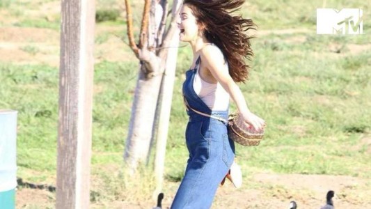 La insólita razón por la que Selena Gomez persigue patos en un parque