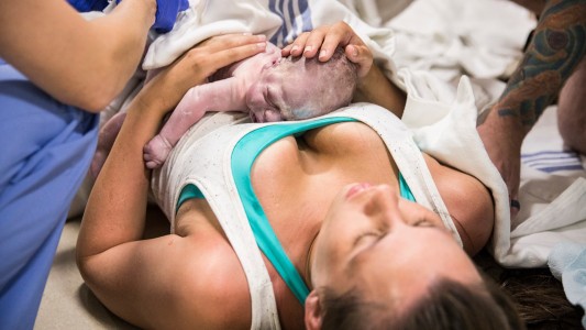 Las increíbles imágenes de un parto de emergencia en el pasillo de un hospital