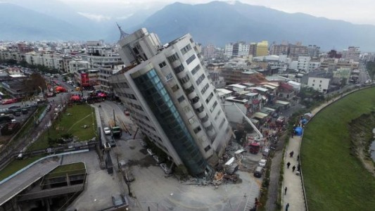 Así quedó un edificio en Taiwán tras un fuerte terremoto