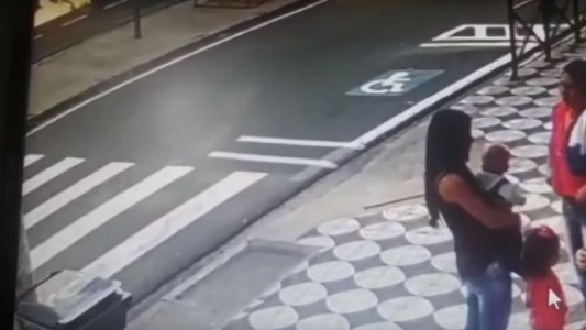 Video viral: un colectivo atropelló a un jubilado y en las redes sociales aseguran que se ve un "ángel"