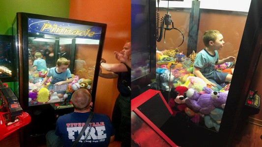 Video viral: un chico quedó atrapado adentro de una máquina de peluches