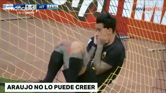 Sergio Araujo y el "blooper" del año frente a un arco vacío
