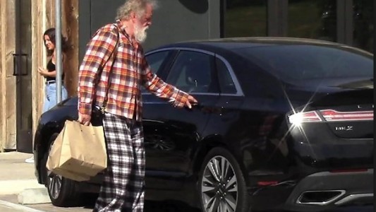El extraño look de Nick Nolte para pasear por las calles de Hollywood