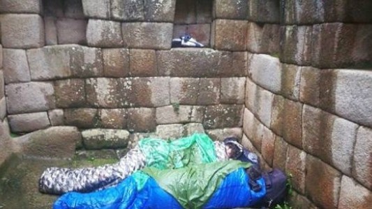 Dos turistas argentinos fueron detenidos por dormir en Machu Picchu