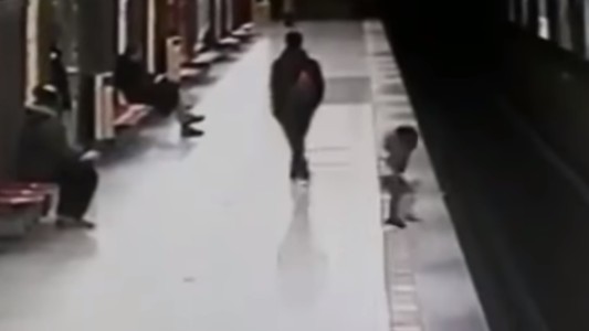 Video: nene de 2 años cayó a las vías del subte