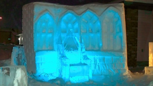 Creó una réplica de Hogwarts en hielo para sus hijas y su obra se volvió viral