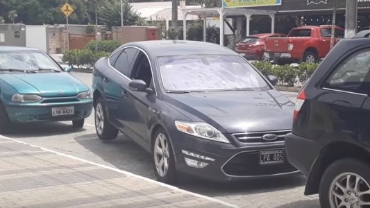 Video: el auto que "flota" para liberarse del estacionamiento