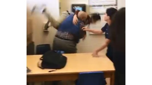 Profesor revoleó a un alumno en plena clase