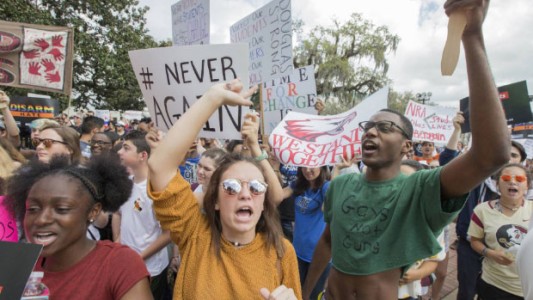 Los estudiantes sobrevivientes de la masacre de Florida se manifiestan contra las armas