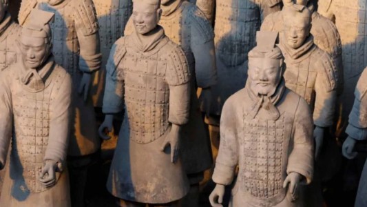 Un joven rompió y robó parte de una estatua milenaria mientras se tomaba una selfie