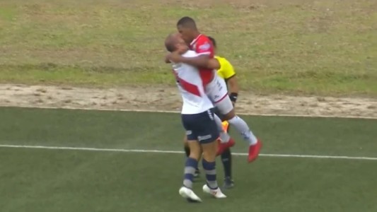 "Beso" y expulsión para dos jugadores en pleno partido