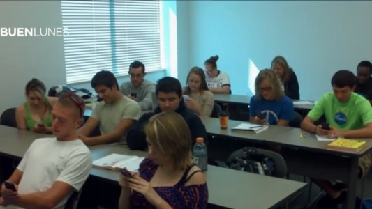 Francia prohíbe los celulares en las aulas