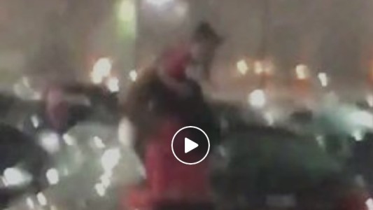 Bronca en las redes sociales por la mujer que usó a su hija como paraguas bajo una intensa tormenta