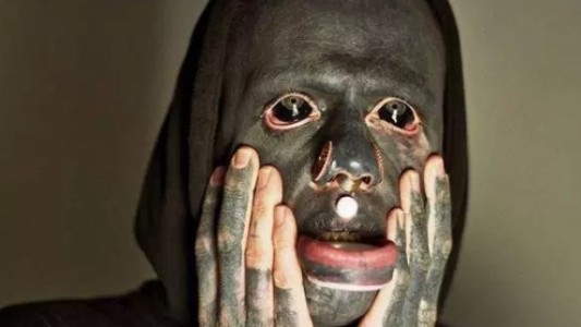La historia del joven que se tatuó todo el cuerpo de negro
