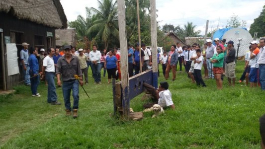 Bolivia: "encadenaron" al alcalde un pueblo por no cumplir con sus promesas