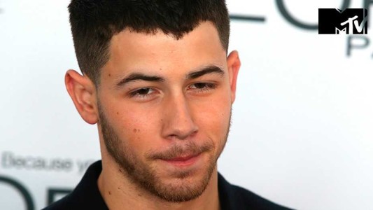 Nick Jonas se tropezó con una en la calle y terminó saliendo con ella