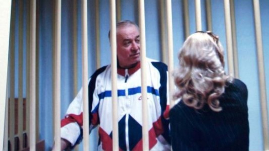 Un exespía ruso quedó en estado crítico tras exponerse a una sustancia desconocida en Inglaterra