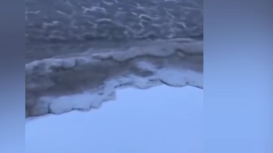 Video viral: olas se congelan instantáneamente al llegar a la orilla