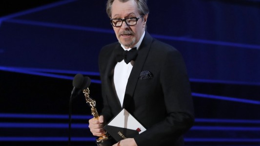 La ex mujer de Gary Oldman, contra los Oscars: "Premiaron a un maltratador"
