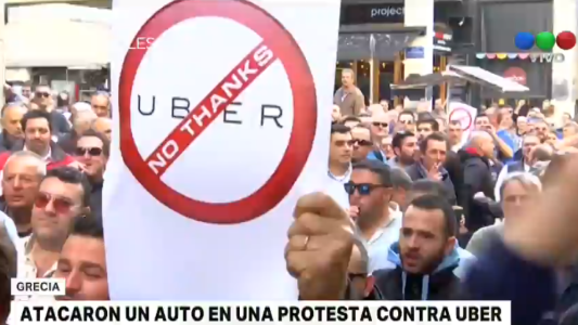 Atacaron un auto en una protesta contra Uber