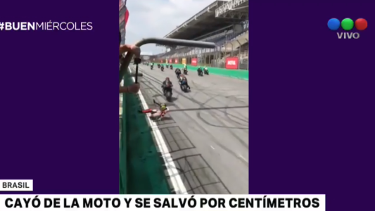 Cayó de la moto y se salvó por un centímetro