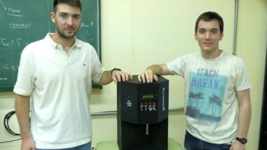 Ingenio cordobés: dos estudiantes crearon una máquina que prepara el fernet "perfecto"
