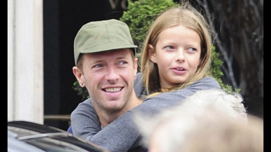Video viral: La clase de guitarra que Chris Martin le da a su hija Apple