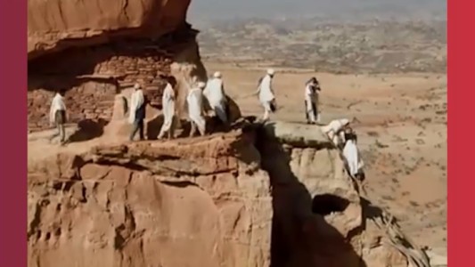 Bautismo extremo en la altura, selfie de pingüinos y el robot que cocina hamburguesas