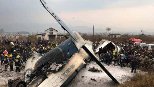 Al menos 49 muertos al estrellarse un avión en el aeropuerto de Katmandú