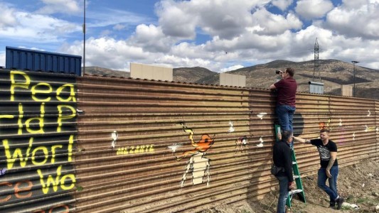 Turistas viajan a la frontera entre Estados Unidos y México para ver la construcción del muro