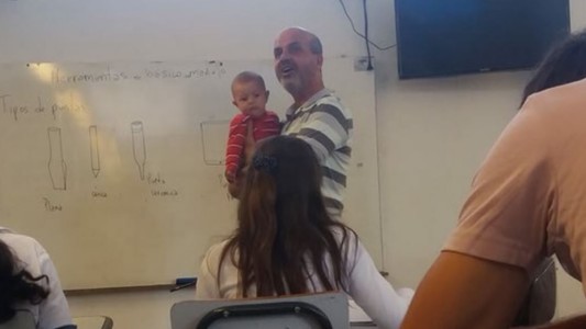 La foto de un profesor cuidando al bebé de su alumna que emociona a Uruguay