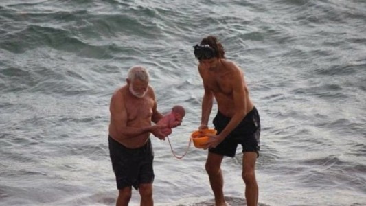 La mujer que decidió dar a luz en las aguas del Mar Rojo