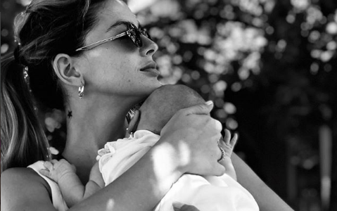 Ternura total: el video de la China Suárez con Magnolia durmiendo en su pecho