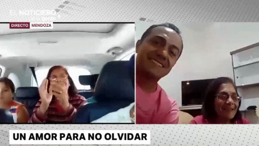 Graba momentos con su madre para que ella los vea más tarde y recuerde