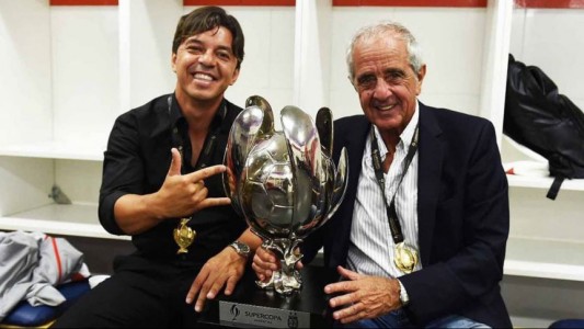 Marcelo Gallardo y una foto a pedido de los hinchas de River: la Supercopa y los tres dedos