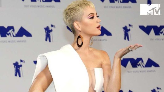 Acusan a Katy Perry de acoso sexual por robarle un beso a un joven