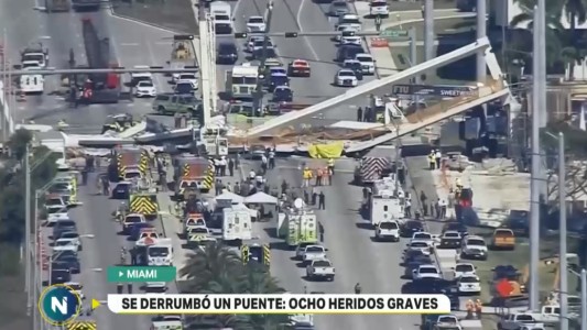 Varios muertos y autos atrapados al caer un puente peatonal en Miami