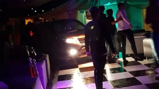 Lo echaron de una fiesta y se metió con su camioneta adentro del boliche: hay 13 heridos