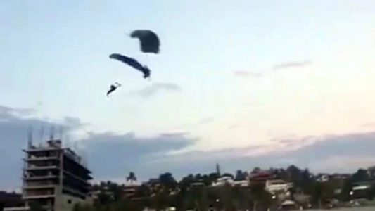 Dos paracaidistas chocaron entre sí en pleno descenso y una mujer murió