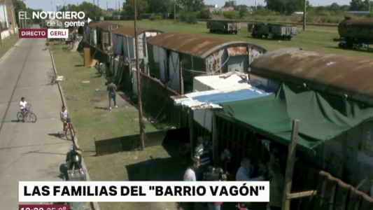 Viven en vagones, sin luz ni agua