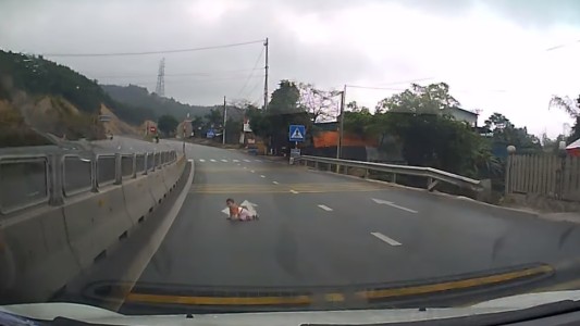 Video: iba en el auto y se topó con un bebé gateando en la ruta