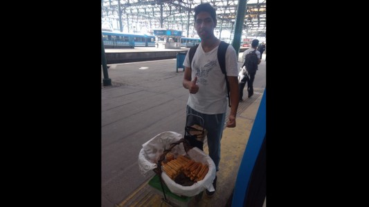 El noble gesto de un vendedor ambulante de Constitución que se volvió viral en las redes