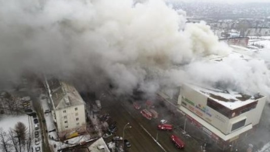 Ascienden a 64 los muertos por el incendio en un shopping de Siberia