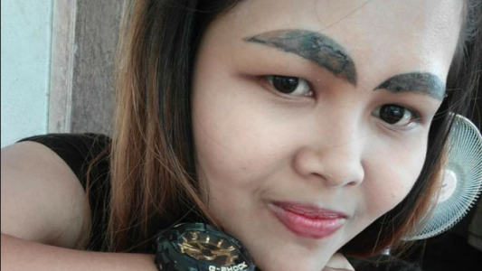 Quiso tatuarse unas cejas más gruesas y oscuras pero el resultado no fue el esperado