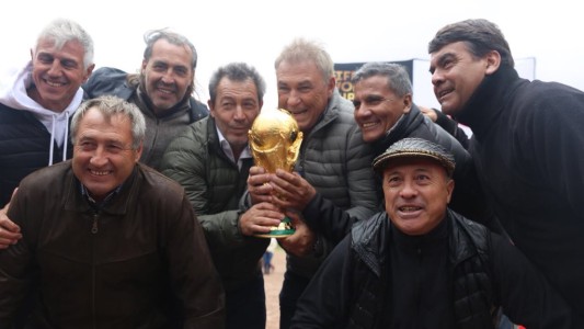 ¿Se rompe el maleficio?: los campeones del 86 viajaron a Tilcara con la Copa del Mundo