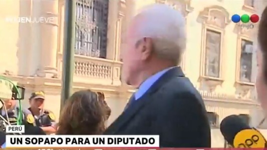 Una mujer golpeó a un diputado peruano frente a las cámaras de TV