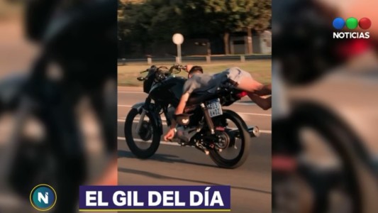 El viral que nos indigna: Se hace el "Superman" arriba de la moto a 130 km por hora