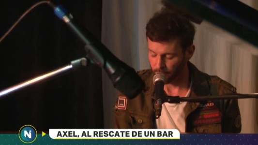 Admirable: Axel tocó en un bar de Córdoba para evitar que cierre