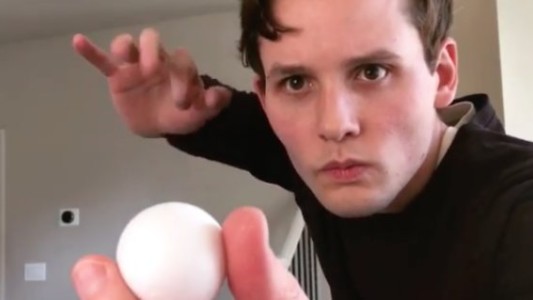 ¿Cómo lo hace?: el truco de magia que volvió locos a todos en las redes sociales